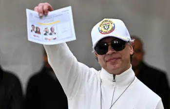El presidente Gustavo Petro mostró su voto nuevamente. FOTO: AFP