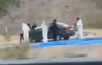 Después de un operativo de vigilancia en el kilómetro 83 de la autopista Cuacnopalan-Oaxaca, los agentes de la Guardia Nacional encontraron el carro con los cuerpos en su interior. FOTO: Captura de video de redes sociales