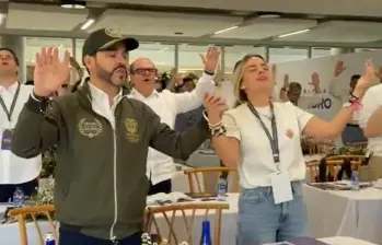 El presidente electo reza junto con la primera dama, Ana Lucía Pineda. Foto: Captura de video