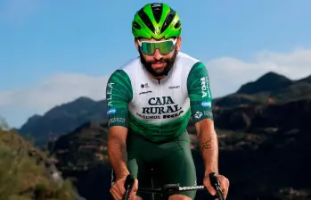 El ciclista colombiano Fernando Gaviria ya fue presentado con el nuevo uniforme del equipo Caja Rural. Foto: tomada del Instagram de @cajarural_rga
