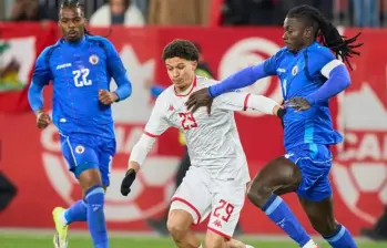 El seleccionador Lamouchi destapó la razón por la que el delantero Louey Ben Farhat no jugará el torneo: una llamada del padre del jugador negándose a que asistiera. Ese es el joven con la camiseta de Túnez FOTO: AFP