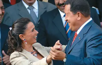 María Consuelo Araújo, entonces canciller, bailando vallenato con Hugo Chávez en una visita a Venezuela, en 2006. Foto: Cortesía.