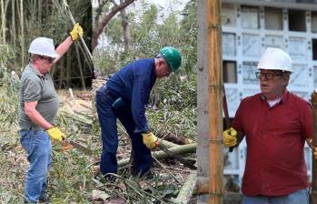 Rodrigo Londoño y otros excabecillas de las Farc pagan condena impuesta por la JEP en cementerio de Pitalito, Huila. Fotos: @SAADfirmantes y @TimoComunes