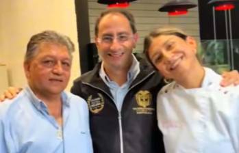 Susana, dueña del emprendimiento Klea en Medellín, junto a su padre, don Fernando, y el vicepresidente electo José Manuel Restrepo. Foto: Captura de video.