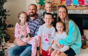 La familia Bird celebrando la Navidad junto con Brielle, una niña de 9 años con cáncer terminal, por lo que desde octubre transformaron su casa. FOTO: Tomada de redes sociales @briestrongerthancancer