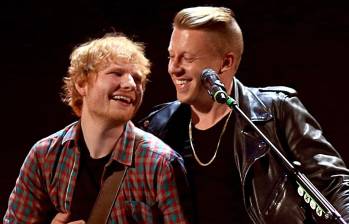 Mientras la industria del pop busca históricamente la neutralidad para llenar estadios, Macklemore decidió utilizar las pantallas gigantes del MetLife Stadium para proyectar las imágenes de los bombardeos en Gaza. FOTO: AFP