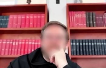 Aprovechando su rol como director de un monasterio y sacerdote vinculado a un reconocido colegio de la capital, Manuel Cely Silva habría llevado reiteradamente a un estudiante de solo seis años a áreas privadas para ejecutar actos de carácter sexual. FOTO: Captura de video Fiscalía General de la Nación.