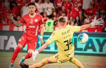 Yeison Guzmán anotándole a Franco Armani en el Américs vs. Nacional. FOTO: X AmericadeCali
