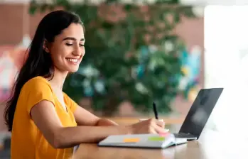 Joven que está a punto de graduarse inscribiéndose al evento de Magneto para dar su primer paso en el mercado laboral. FOTO: Shutterstock
