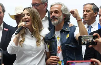 En el corazón de Bogotá y rodeado de la plana mayor de la “Gran Consulta por Colombia”, el candidato vicepresidencial explicó por qué decidió pactar con una de las figuras más fuertes de la derecha. FOTO: Tomada de redes sociales de @PalomaValenciaL