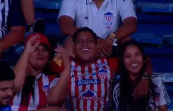La alegría del hincha que besó a dos mujeres frente a la Kiss cam no se trasladó a su equipo, quien perdió con América de Cali por la Copa BetPlay. Foto: Captura de pantalla Win Sports