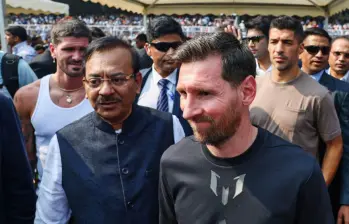Lionel Messi junto a Rodrigo de Paul y Luis Suárez visitando India. Foto: AFP