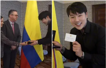 El creador de contenido surcoreano Zion Hwang obtuvo oficialmente una insignia que lo acredita como ciudadano colombiano de manos del Gobierno nacional. FOTO: Captura de video de redes sociales @zionhwang_