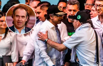 El presidente Gustavo Petro y José Leonardo Muñoz Martínez, alias Douglas, este sábado en Medellín. FOTOS: EL COLOMBIANO