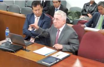 El expresidente Álvaro Uribe en juicio por soborno a testigos. Foto: Captura de pantalla