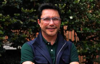 Carlos Caicedo tiene 59 años, nació en Aracataca, Magdalena. Fue cercano a Petro pero se distanció desde 2022, cuando sacó una lista al Congreso separada del Pacto Histórico. Foto: Jeann Rodríguez.