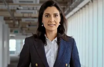 Ella es la “periodista” sin nombre que presento un documental en un canal británico y solo hasta el final reveló que fue generada por IA. FOTO: Cortesía Channel 4