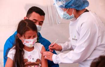 Según el Ministerio de Salud, hay 350 mil vacunas bivalentes disponibles que sirven para la nueva cepa JN1. FOTO COLPRENSA
