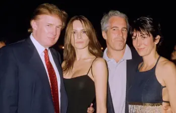 Jeffrey Epstein y Ghislaine Maxwell, con Donald Trump y su esposa Melania, en una reunión social en Estados Unidos. FOTO: Getty