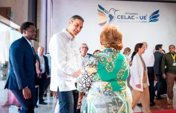 El presidente del Gobierno español, Pedro Sánchez, saludando a la canciller colombiana Rosa Villavicencio. FOTO: Tomada de X @CancilleriaCol