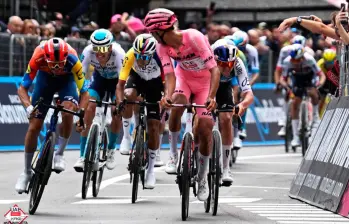 Isaac del Toro celebra su victoria en la etapa 17 del Giro del Italia y se mantiene como líder. FOTO: Tomada de X @ISAACDELTOROx1