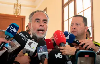 Benedetti (izquierda) y en general Triana (derecha) se comprometieron a reforzar la seguridad de todos los precandidatos con miras a las elecciones de 2026. FOTO: Prensa MinInterior