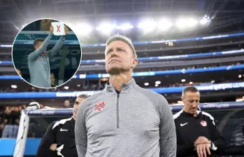 Jesse Marsch implementó una nueva forma de dirigir usando hojas de papel en el partido entre Canadá y México por la Nations League de la Concacaf: Fotos: Getty Images y captura de pantalla video