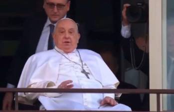 El papa Francisco salió al balcón del hospital a dar la bendición en el Angelus y habló por unos segundos ante los fieles que lo esperaban. Foto: Captura de video redes sociales