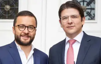 El concejal Andrés Barrios ayudó a evacuar a Miguel Uribe tras el atentado. “Fue un momento muy difícil, un acto criminal para matarlo”, dijo. FOTO Twitter @ABarriosBernal