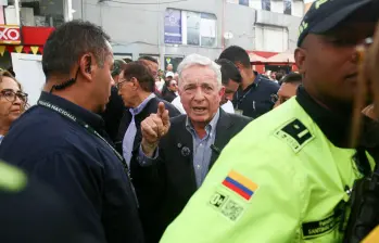 El expresidente Álvaro Uribe Vélez compartía escenario con la precandidata presidencial Paloma Valencia y otros dirigentes del Centro Democrático. Foto: Colprensa (imagen de referencia)