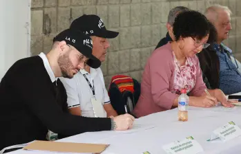 Capos de la cárcel de Itagüí firmaron este viernes el pacto para no extorsionar en barrios negocian con el Gobierno Nacional. FOTO: MANUEL SALDARRIAGA