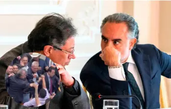Armando Benedetti estuvo hablando con miembros del congreso antes de la votación para intentar conseguir votos a favor. Sin embargo, terminó en pelea. Foto: COLPRENSA/ELCOLOMBIANO