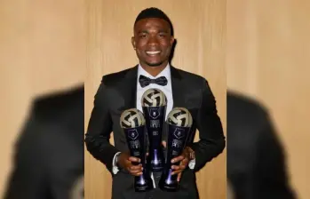 El delantero colombiano Jhon Córdoba celebra los tres premios que recibió en la noche de gala del fútbol de Rusia. FOTO TOMADA INSTAGRAM 