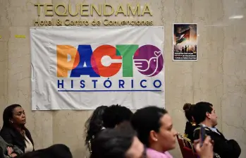 Una bandera del Pacto Histórico en el Hotel Tequendama, mientras se llevaba a cabo la Convención Nacional del partido. FOTO: COLPRENSA