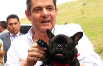 Germán Vargas Lleras y su inseparable Mancho, el bulldog francés que lo acompañó durante años. Ambos descansan en paz. Foto: redes sociales @German_Vargas