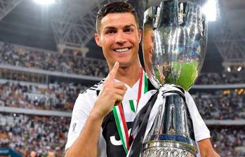 Cristiano Ronaldo con la Supercoppa de Italia en 2019. FOTO: X Cristiano