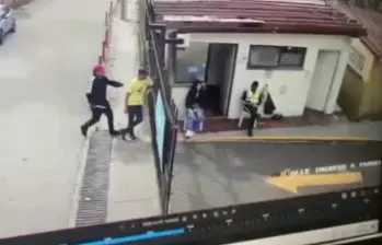 Henry Alberto Benavides Cárdenas, de 45 años, y Nicolás Francisco Perdomo, de 18, murieron en medio de un ataque en el set de la producción ‘Sin senos sí hay paraíso’ . FOTO: Captura de video 