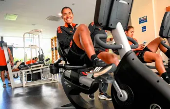Las defensoras Daniela y Carolina Arias, son dos de las jugadoras que cargan con una cantidad de juegos y exigencia máxima, por ello su recuperación es especial, pensando en la final contra Brasil. FOTO CORTESÍA FCF 