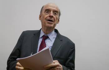 Excanciller Álvaro Leyva, imputado por lío de pasaportes.