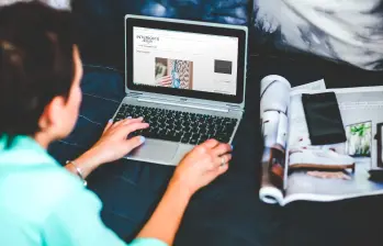 La búsqueda de empleo en Colombia ha migrado a plataformas digitales como LinkedIn y canales de WhatsApp informativos. FOTO: GETTY