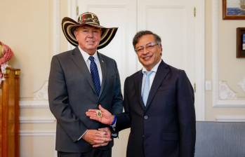 Gustavo Petro se reunió con John McNamara, encargado de negocios en la Embajada de Estados Unidos en Colombia. FOTO: Presidencia