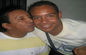 Una de las fotos de Miguel Ángel Díaz (derecha) junto a su padre, el cantante vallenato Diomedes Díaz. FOTO: Imagen tomada de redes sociales.