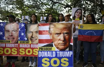 Con lágrimas, banderas estadounidenses y el dolor a flor de piel, unas 40 personas cumplen dos semanas acampando frente a la embajada de Estados Unidos en Caracas. FOTO: AFP