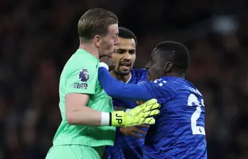 El arquero Jordan Pickford intentó frenar al senegalés Idrissa Gana Gueye, quien insistía en seguir peleando con su compañero. Foto: AFP