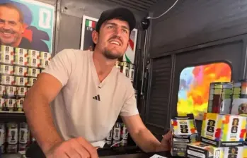 Mientras sus compañeros de selección se concentran para el Mundial 2026, Harry Maguire pasa sus días en el Rockefeller Center de Nueva York promocionando el álbum oficial del torneo. FOTO: Captura de video de redes sociales @AtaqueFutbolero