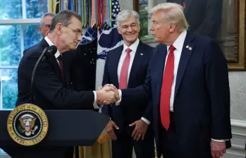 El director ejecutivo de Pfizer, Albert Bourla, cierra un pacto con Donald Trump para reducir los precios de los medicamentos. FOTO: Getty