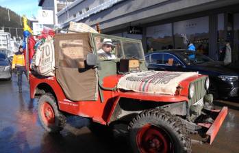 El vehículo Jeep Willys llegó a Colombia desde los años 40 y hasta el día de hoy es utilizado por los cafeteros del país para trabajar. Sin embargo, en esta ocasión, un modelo de este se paseó por las calles de Davos, mostrando lo mejor que tiene la región. FOTO: PRESIDENCIA 
