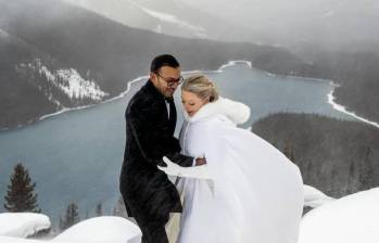 La ceremonia se llevó a cabo en el impresionante Peyto Lake Viewpoint, ubicado en el Parque Nacional Banff, en Alberta, Canadá. FOTO: Tomada de redes sociales @bdfk_photography