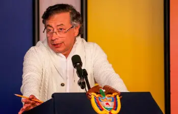 El presidente Petro dijo que presentará un proyecto de Ley para obligar cada año a definir un salario mínimo vital. FOTO COLPRENSA. 