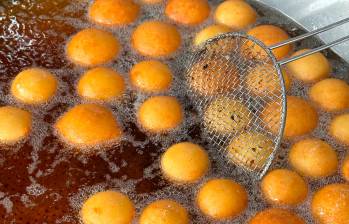 Ya casi llega la navidad y con ella el olor a buñuelos recién hechos en todas las cocinas de la ciudad. FOTO: María Franco